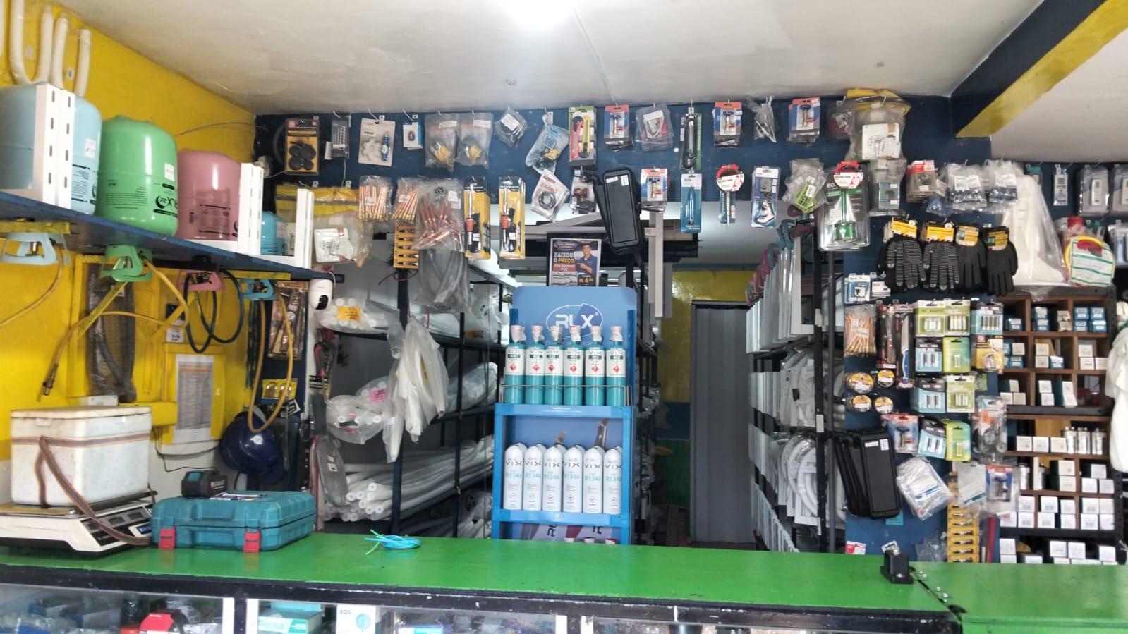 Balcão e interior da loja da Dias & Matos com peças, ferramentas e materiais de refrigeração expostos