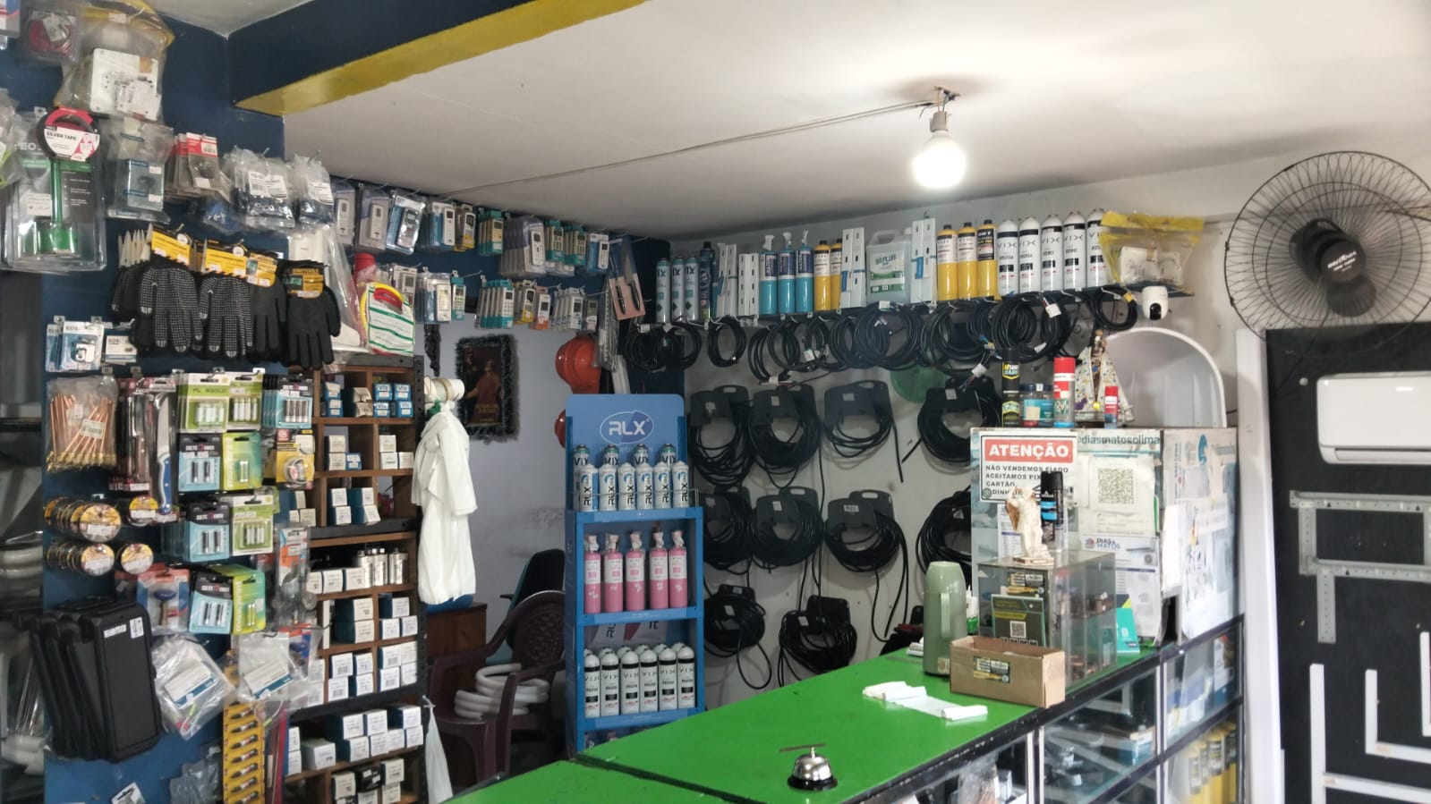Estoque da loja da Dias & Matos com fluidos refrigerantes, cabos, componentes e acessórios organizados