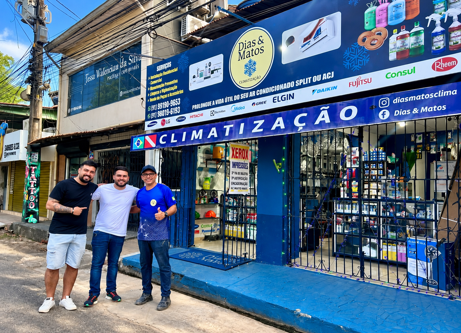 Fachada da loja Dias & Matos Climatização em Ananindeua, com equipe à frente e letreiro de serviços