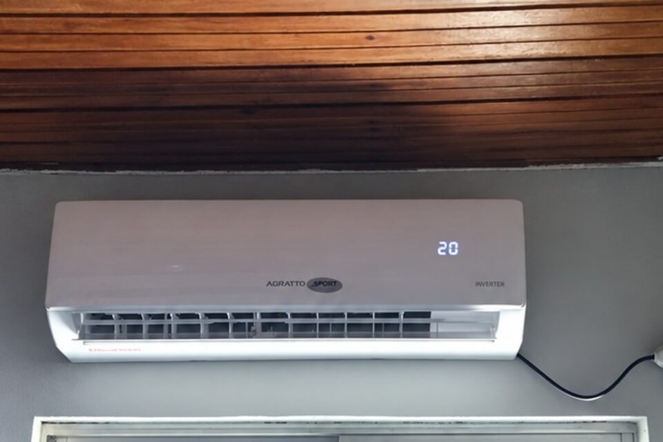 Unidade interna do split Agratto instalado na parede, com o display aceso